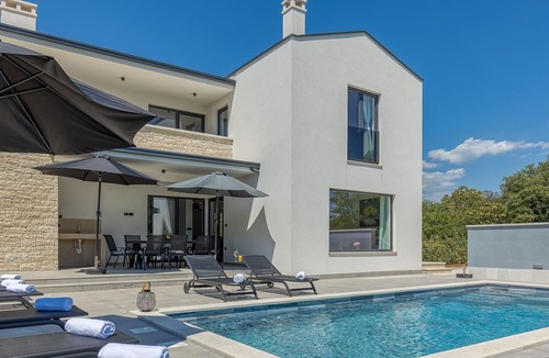 Tinjan Cabin | Modern luxurious villa for max 10 people with a private swimming pool near Kringa