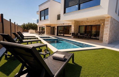 Kastel Stari Villa | Modern Sea View Villa, Private Pool, Jacuzzi & Sauna – Near Beach (Split/Trogir)