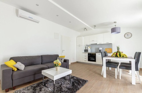 Kastel Stari Apartment | Modern Stay in Kaštel Stari