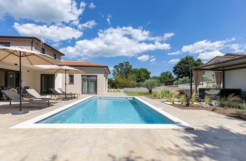 Tinjan House | Modern vacation home "Flores" with private pool & garden - in central Istria