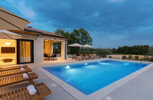 Kadumi Villa | Modern Villa Curitico with pool, jacuzzi and sauna