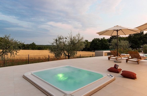 Kadumi Villa | Modern Villa Curitico with pool, jacuzzi and sauna