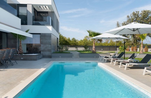 Zaton Villa | modern villa in a quiet location with a large garden