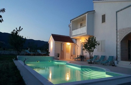 Neoric Apartment | Modern Villa in Neoric with Pool
