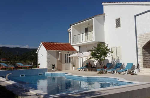 Neoric Apartment | Modern Villa in Neoric with Pool
