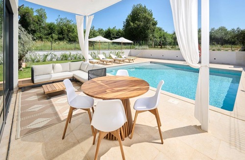 Materada Villa | Modern villa with swimming pool and jacuzzi near Umag - Villa Pura Vida