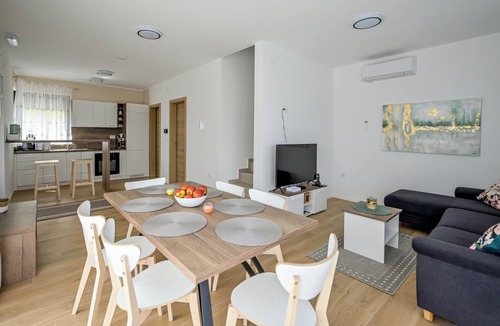 Varazdin House | Modern vineyard home with private jacuzzi