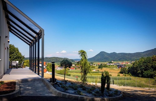 Varazdin House | Modern vineyard home with private jacuzzi