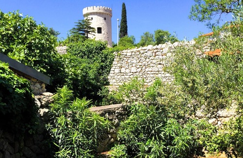 Cres Cottage | Modernized stone house with garden - center of Cres