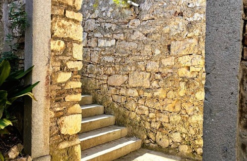 Cres Cottage | Modernized stone house with garden - center of Cres