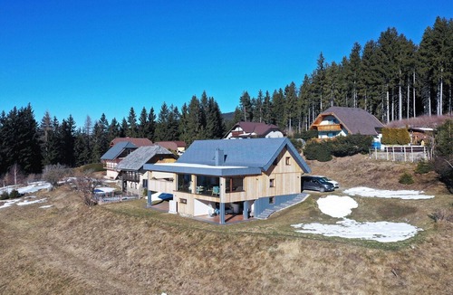 Dravograd Apartment | Mountain Vibrant and Timeless Apartment with Sauna - Studio Apartment with Terrace