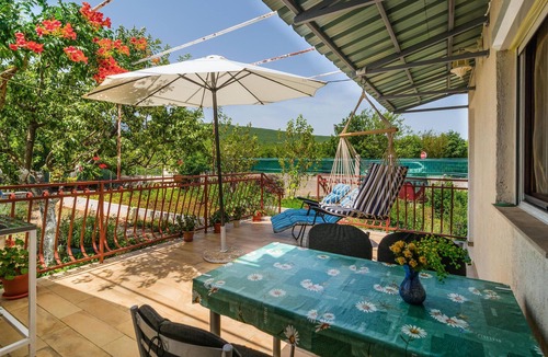 Srijane House | Near the river Cetina awaits you this practical cottage with vegetable garden.