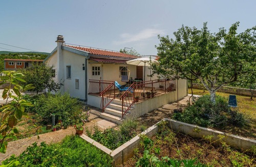 Srijane House | Near the river Cetina awaits you this practical cottage with vegetable garden.
