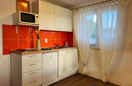 Gornji Karin Apartment | Neu erbautes Apartment mit großem Balkon by Interhome