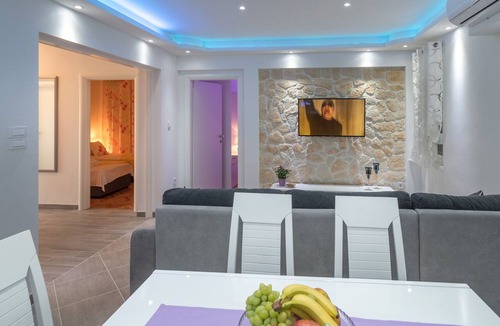 Trogir Apartment | New 4* apartment "Orto" in center of Trogir
