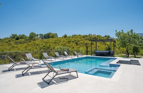 Srijane Villa | NEW! Luxurious Villa River Rose: Heated Pool, Jacuzzi, 4 En-Suite Bedrooms