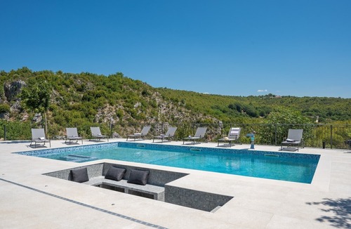 Srijane Villa | NEW! Luxurious Villa River Rose: Heated Pool, Jacuzzi, 4 En-Suite Bedrooms