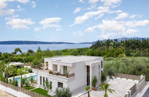 Kastel Luksic Villa | New! Villa A56, 98m2 heated pool&spa, near Split, bbq, gym, family, sea view