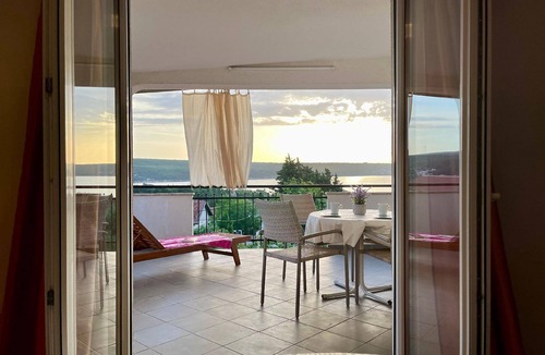 Gornji Karin Apartment | Newly-built apartment with a big balcony