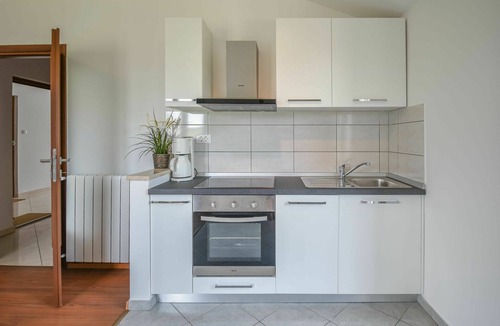 Nova Vas Apartment | Nice apartment for 3 guests with WIFI, pool, A/C, TV, terrace and panoramic view