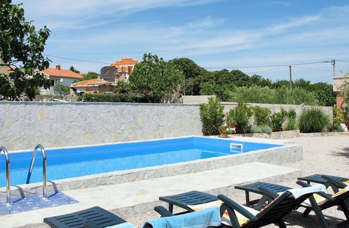 Milohnici Apartment | Nice apartment for 4 people with pool, WIFI, A/C, TV, terrace, pets allowed and parking