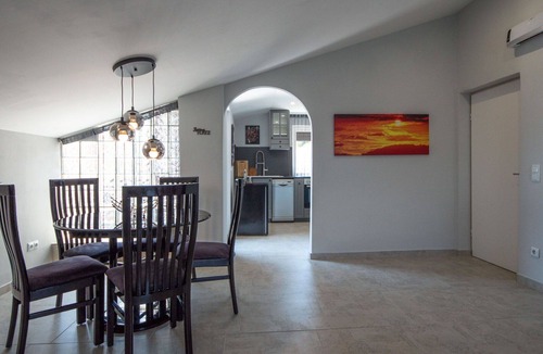 Tulisevica Apartment | Nice apartment for 4 people with WIFI, A/C, pool, TV, terrace and pets allowed