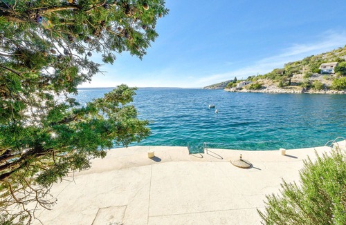 Tribanj Apartment | Nice apartment for 4 people with WIFI, A/C, TV and terrace