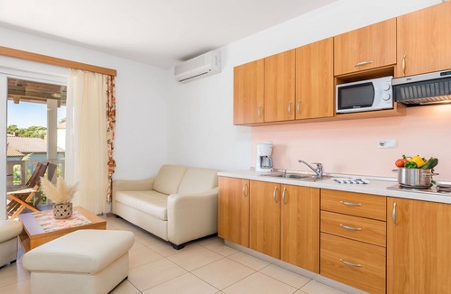 Banjol Apartment | Nice apartment for 4 people with WIFI, pool, A/C, TV and terrace