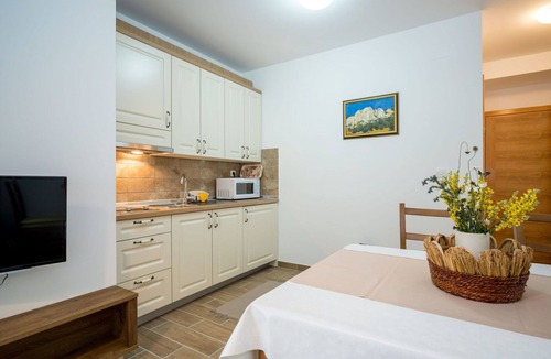 Senj Apartment | Nice apartment for 4 people with pool, WIFI, TV, terrace and pets allowed