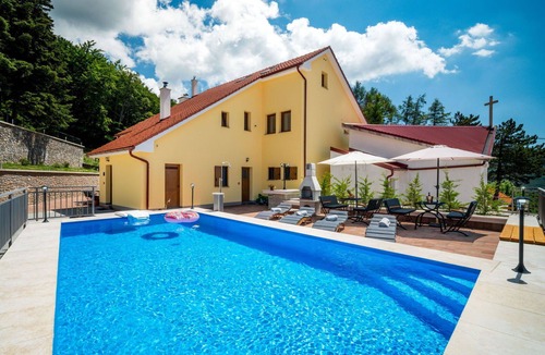 Senj Apartment | Nice apartment for 4 people with pool, WIFI, TV, terrace and pets allowed