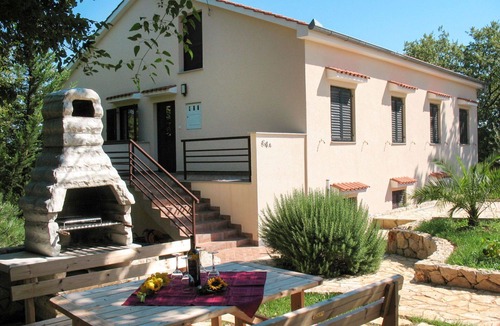 Milohnici Apartment | Nice apartment for 5 guests with WIFI, A/C, TV, patio and pets allowed