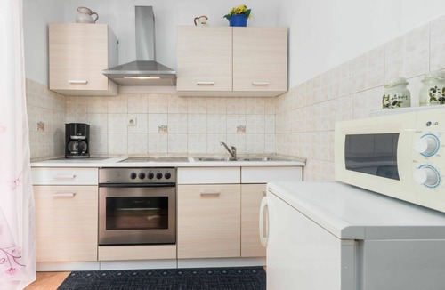 Kosinozici Apartment | Nice apartment for 5 guests with WIFI, A/C, pool, TV, terrace and pets allowed
