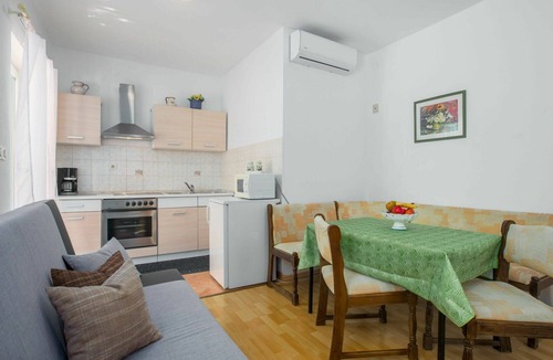 Kosinozici Apartment | Nice apartment for 5 guests with WIFI, A/C, pool, TV, terrace and pets allowed