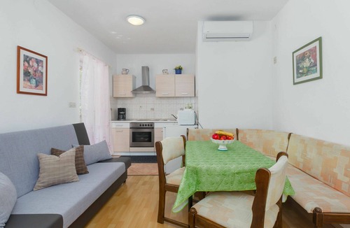 Kosinozici Apartment | Nice apartment for 5 guests with WIFI, A/C, pool, TV, terrace and pets allowed
