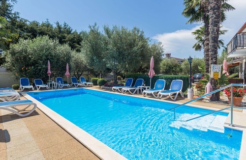 Kosinozici Apartment | Nice apartment for 5 guests with WIFI, A/C, pool, TV, terrace and pets allowed