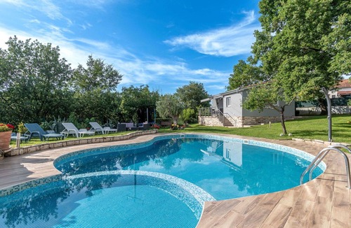 Jezenj Apartment | Nice apartment for 5 people with WIFI, pool, TV, terrace and pets allowed