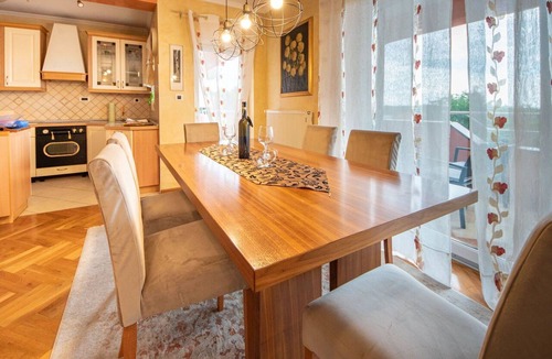 Viskovo Apartment | Nice apartment for 6 people with WIFI, pool, A/C, TV, balcony and panoramic view