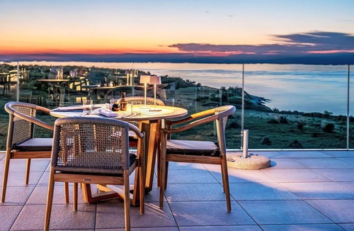 Savudrija Apartment | Nice apartment for 6 people with WIFI, hot tub, A/C, pool, TV, terrace and pets allowed