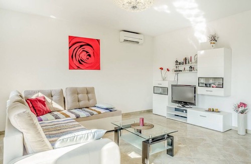 Vabriga Apartment | Nice apartment for 6 people with pool, A/C, WIFI, TV, terrace and pets allowed
