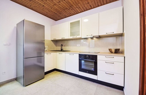 Marusici Apartment | Nice apartment for 7 guests with pool, A/C, WIFI, TV and balcony