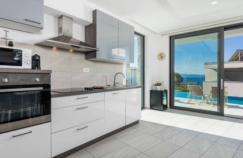 Zurkovo Apartment | Nice apartment for 8 people with A/C, private pool, WIFI, TV, terrace, pets allowed and parking