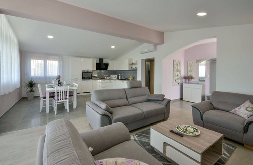 Krusevo Apartment | Nice apartment for 6 people with A/C, private pool, WIFI, TV and terrace