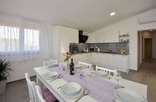 Krusevo Apartment | Nice apartment for 6 people with A/C, private pool, WIFI, TV and terrace