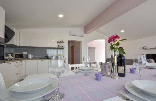 Krusevo Apartment | Nice apartment for 6 people with A/C, private pool, WIFI, TV and terrace