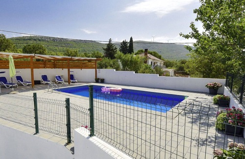 Krusevo Apartment | Nice apartment for 6 people with A/C, private pool, WIFI, TV and terrace