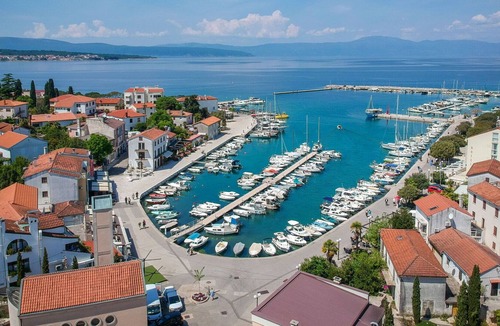 Sveti Vid Dobrinjski Apartment | Nice apartment for 10 people with WIFI, A/C, pool, TV, patio, pets allowed and parking