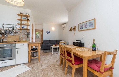 Dobropoljana Apartment | Nice apartment in Dobropoljana with WiFi