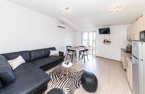 Kastel Luksic Apartment | Nice apartment in Kastel Luksic with WiFi