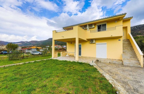 Kastel Luksic Apartment | Nice apartment in Kastel Luksic with WiFi
