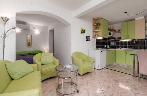 Cesarica Apartment | Nice apartment in Karlobag with WiFi